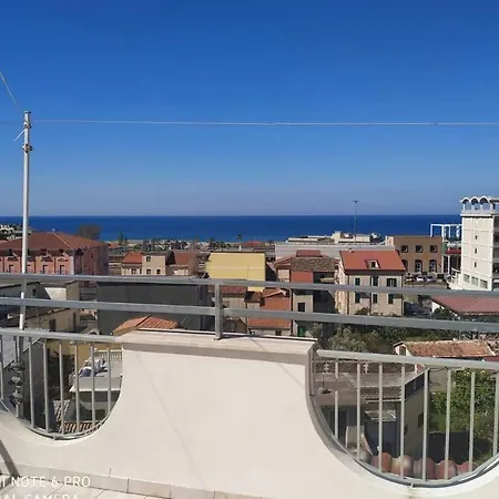 A Due Passi Dal Mare פאולה