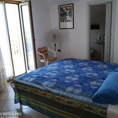 A Due Passi Dal Mare פאולה