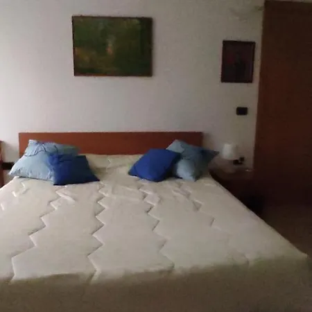 A Due Passi Dal Mare פאולה