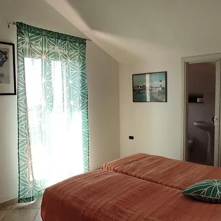 A Due Passi Dal Mare פאולה